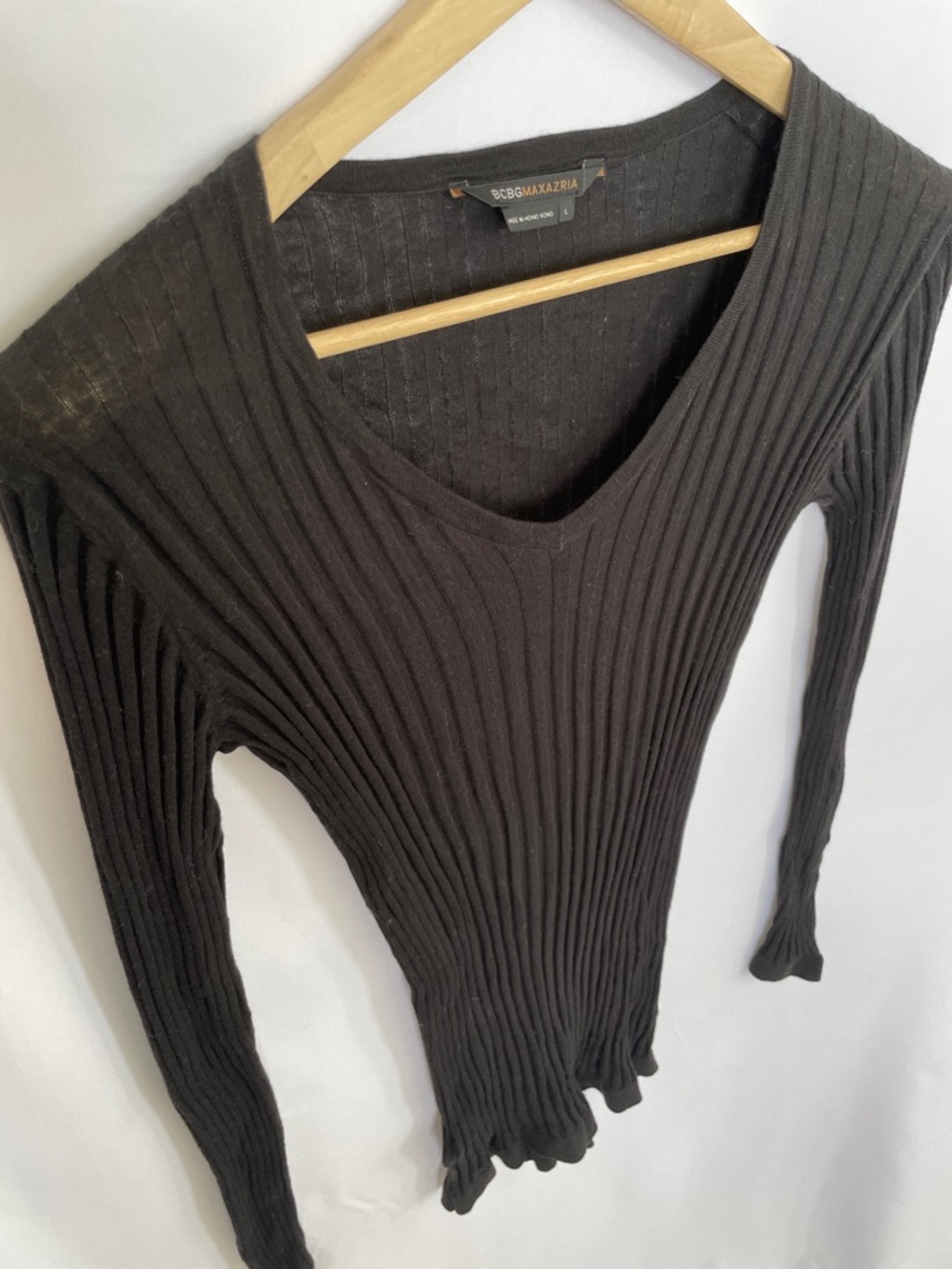 BCBG MaxAzria Ribbed V-Neck Long Sleeve Lightweight Knit Top - Black Size L
